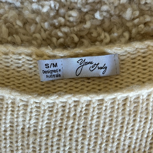 Retro vibe in this never worn cream knit with extra knitted details! - Picture 2 of 6